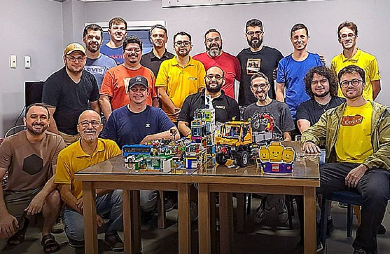 Encontro do BRICKERS: integrantes reunidos em volta de uma mesa com montagens LEGO