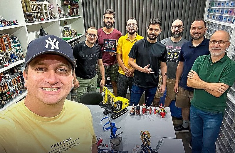 Selfie de integrantes do BRICKERS em uma sala de coleção LEGO